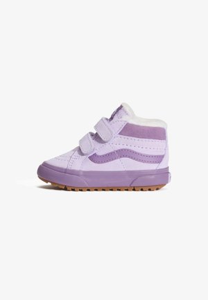 Fioletowy, mały sneaker typu high-top z dwoma paskami na rzepy, gumową podeszwą i białą, pluszową wyściółką, pokazany z boku na białym tle.