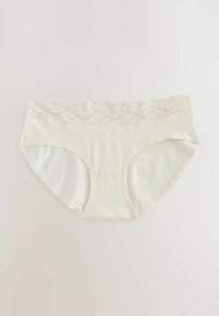 Pamučno donje rublje u svijetloj bež boji s delikatnom čipkastom gumom, s mekanom teksturom i udobnim krojem, oblikovano u klasičnom stilu slip gaćica.