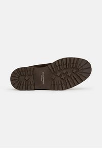 Suela de zapato de goma marrón con patrón de textura, que presenta secciones elevadas para un mejor agarre y el nombre de la marca "SCAROSSO" embossado en el centro.