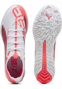 Puma atletske tenisice u bijeloj boji s koraljnim naglascima. Gornji dio od elastične mreže, vezanje s vezicama i teksturirana gumena potplat s uzorcima protiv klizanja.