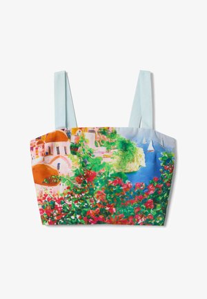 Crop top met lichtblauwe bandjes met een kleurrijke mediterrane kustscène met gebouwen, groen, bloemen en zeilboten op blauw water.