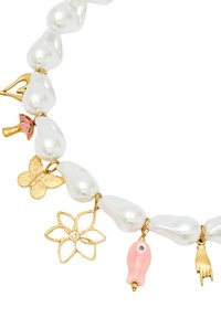 Valkoiset, epäsäännölliset helmet on pujotettu yhteen, ja niitä korostavat kultaiset riipukset: perhonen, kukka, vaaleanpunainen hahmo ja sieni vihreällä yksityiskohdalla.