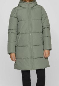 Abrigo acolchado en verde apagado con cierre de cremallera frontal, capucha, bolsillos laterales y diseño acolchado con secciones horizontales de relleno.