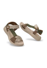 Sandalias ligeras con correas multicolores en tonos verdes y marrones, que cuentan con una plantilla acolchada y suela texturizada para mayor comodidad.