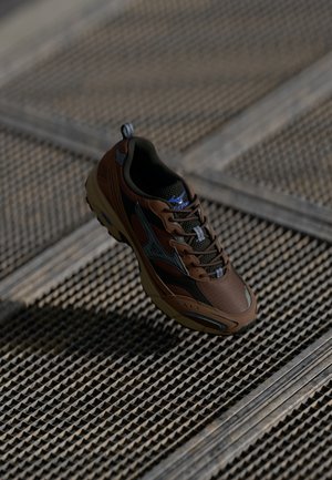 MXR TECH UNISEX - Sporta apavi - chicory coffee/silver-coloured/black