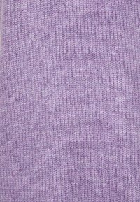 Lila gestrickter Stoff mit einem strukturierten Muster, das eine subtile Mischung aus helleren und dunkleren Farbtönen aufweist und ein weiches Erscheinungsbild bietet.