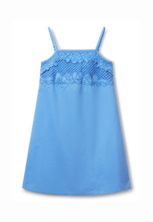 Robe bleu clair avec des bretelles spaghetti réglables, un corsage brodé texturé et une jupe fluide. Fabriquée en tissu léger.