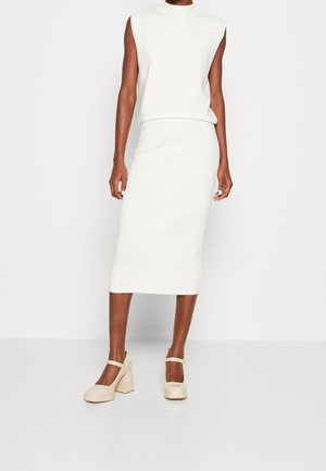 Pouzdrové šaty - off-white