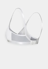 Sutiã branco com detalhes em renda e malha suave, alças ajustáveis em cetim e fecho traseiro com colchete para um ajuste seguro.