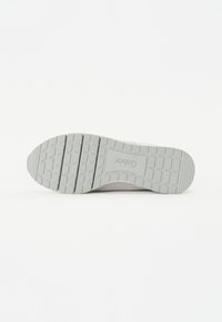 Suola di sneaker grigia chiara in gomma testurizzata per una migliore aderenza, caratterizzata da un logo centrale e un motivo distintivo di quadrati e linee.