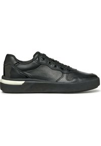 Sneaker in pelle nera con punta arrotondata, superficie texture, sei occhielli e suola in gomma con un accento bianco lungo il bordo.
