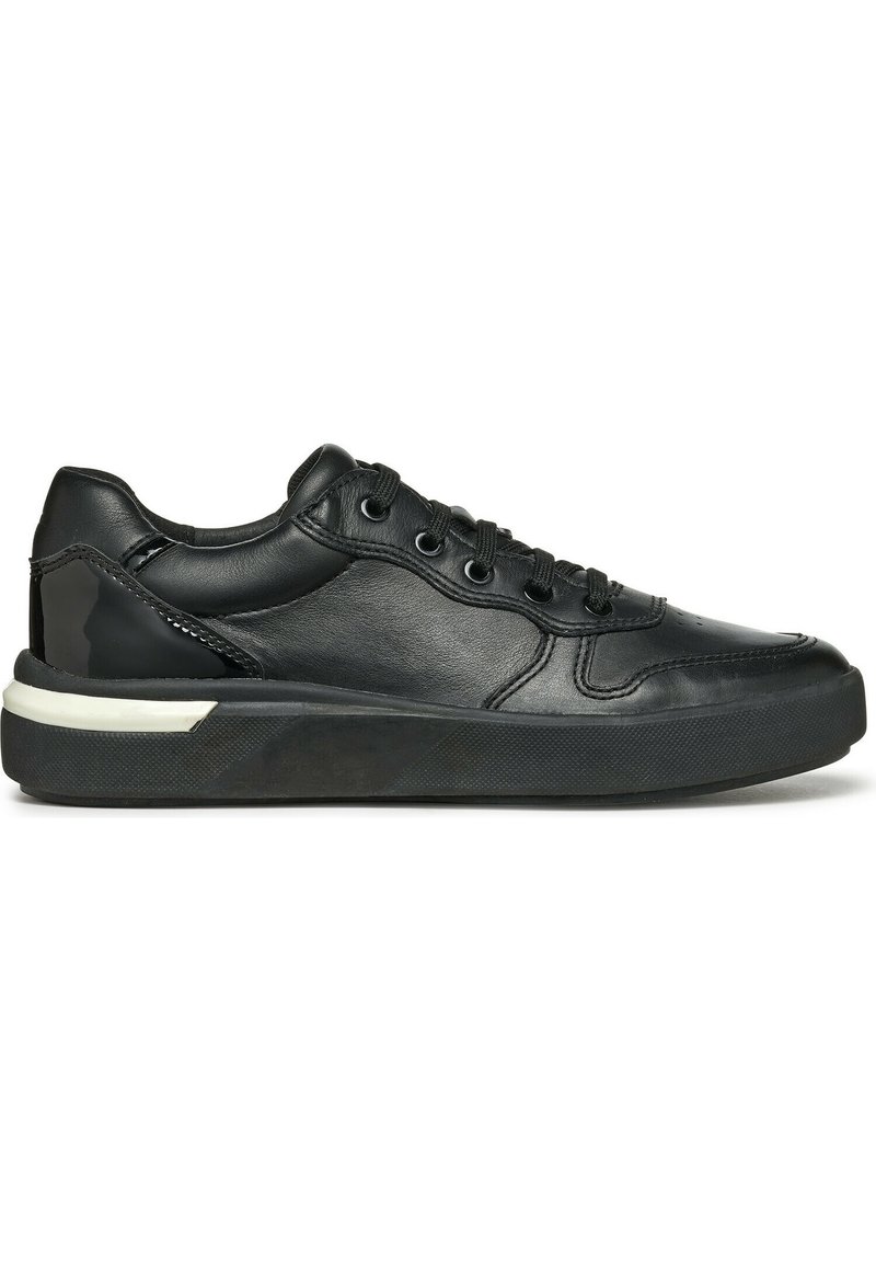 Sneaker in pelle nera con punta arrotondata, superficie texture, sei occhielli e suola in gomma con un accento bianco lungo il bordo.