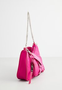 Borsa a tracolla rosa in nylon, con finitura testurizzata, tracolla in argento e cerniere. Include una tracolla rimovibile.