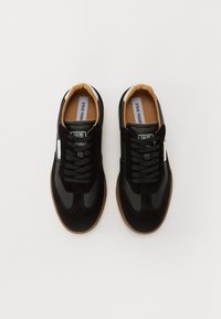 Schwarze Sneakers aus einer Kombination von glattem Leder und Wildleder, mit einer Sohle aus Gummirubber, Schnürdesign und weißen Markierungselementen.