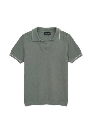 Polo verde de manga corta con ribete blanco en el cuello y los bordes de las mangas, tejido texturizado y una pequeña muesca en el cuello.