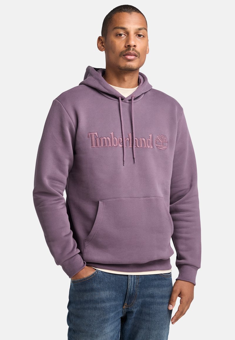 Felpa viola con cappuccio regolabile, tasca frontale e logo "Timberland" in rilievo. Realizzata in tessuto morbido con una texture liscia.