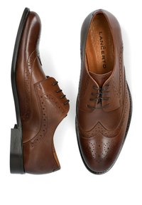 Brązowe skórzanebuty eleganckie z perforowanymi detalami, zaokrąglonym noskiem i gładką czarną podeszwą. Posiada sześć oczek i teksturowane wykończenie.