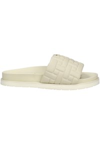 Beige vævet slidesandal med en tekstureret overdel og flad gummisål. Har en bred rem med et kviltet design, der tilbyder et minimalistisk look.