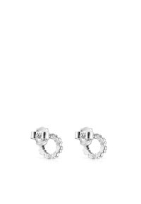 Pendientes de aro de plata con un diseño floral, un acento de lazo y una pequeña gema en el centro, presentando una superficie texturada.