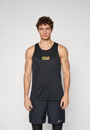 Débardeur de sport noir avec un motif texturé, mettant en avant un logo "BERLIN RUN" vibrante en jaune et un petit swoosh Nike.