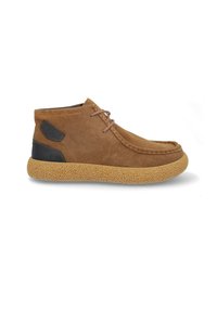 Botas de tobillo de ante marrón con punta redondeada, suela texturizada beige, cordones marrones y un panel de acento negro en el lateral.