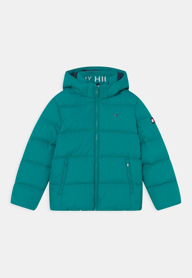 Veste d'hiver matelassée pour enfant en bleu sarcelle avec capuche, fermeture éclair devant, poches zippées et petits logos sur la poitrine et la manche gauche.