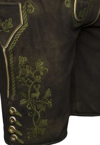 Prenda de cuero marrón oscuro con ciervos verdes bordados y follaje, presentada con cuatro botones beige a lo largo del borde.