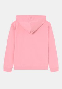 Bluza z kapturem w jednolitym różowym kolorze, wykonana z miękkiego materiału. Posiada kieszeń kangurkową i ściągacze przy mankietach. Widok z tyłu ukazuje kaptur i detale szwów.