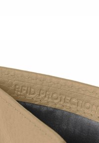 Interno di un portafoglio in pelle beige con superficie testurizzata. Presenta una fodera in tessuto grigio e un dettaglio in rilievo "PROTEZIONE RFID".