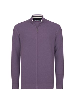 Cardigan tricoté violet à fermeture éclair, avec poignets et col côtelés, présentant un col intérieur rayé et une petite étiquette de marque à l'intérieur du col.