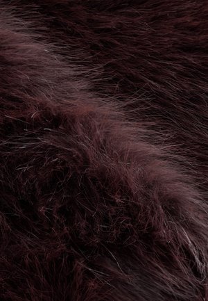 Pelliccia sintetica color bordeaux profondo con ciocche lunghe e morbide e texture variegate. Brillantezza notevole con fini fibre grigiastre sparse ovunque.