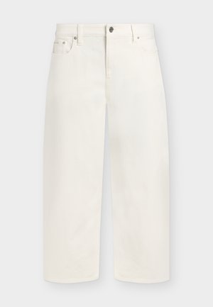 Jean blanc à jambe droite avec fermeture par bouton et zip, passants de ceinture et poches avant, présenté sur un fond uni.