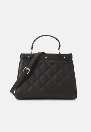 Sac à main en cuir noir matelassé avec poignée supérieure, bandoulière réglable, boucle dorée et petit logo doré à l'avant.