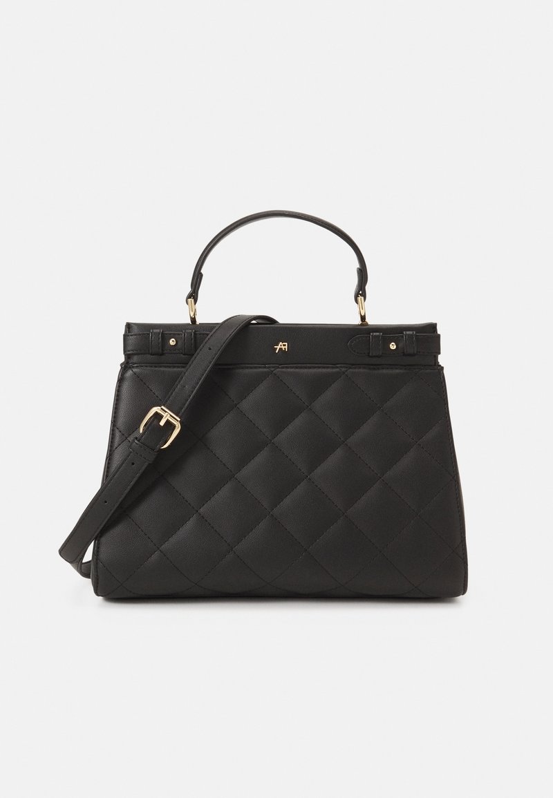 Sac à main en cuir noir matelassé avec poignée supérieure, bandoulière réglable, boucle dorée et petit logo doré à l'avant.