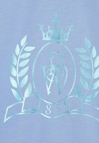 Tissu bleu clair présentant un motif brillant en relief avec une couronne, des feuilles de laurier et les lettres "PVW," ainsi que l'année "1859."