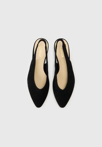 Sorte ruskindssandaler med slingback, spids tå, åbne sider og en beige indersål med præget logo. Glat tekstur over det hele.