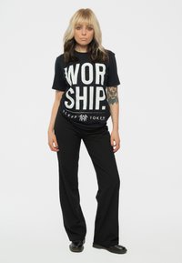 Paradiso Clothing SLEEP TOKEN WORSHIP BAND  - Print T-shirt - black