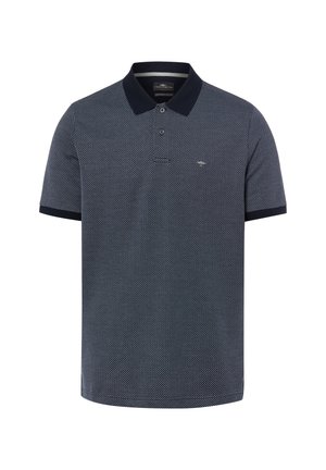 Granatowa koszulka polo z krótkim rękawem, z małym białym geometrycznym wzorem, ciemnym kołnierzykiem i mankietami oraz plisą z dwoma guzikami.