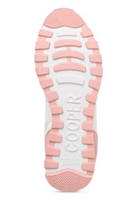 Suola di sneaker con una base bianca, motivo di trazione in gomma rosa e superficie testurizzata. Presenta un marchio ben visibile "COOPER" in lettere in rilievo.