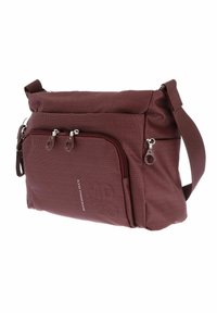 Sac de crossbody bordeaux avec plusieurs poches zippées, bandoulière ajustable et motif à points subtils. Design compact et fonctionnel.