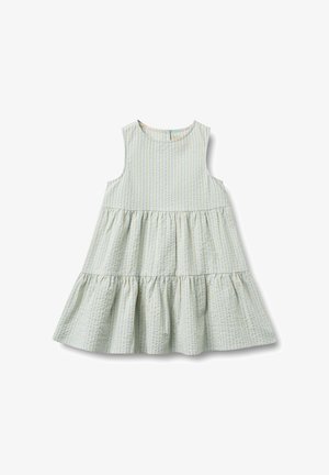 Robe sans manches à volants rayée bleu clair et blanc pour enfant avec un col rond et des couches de tissu froncées.
