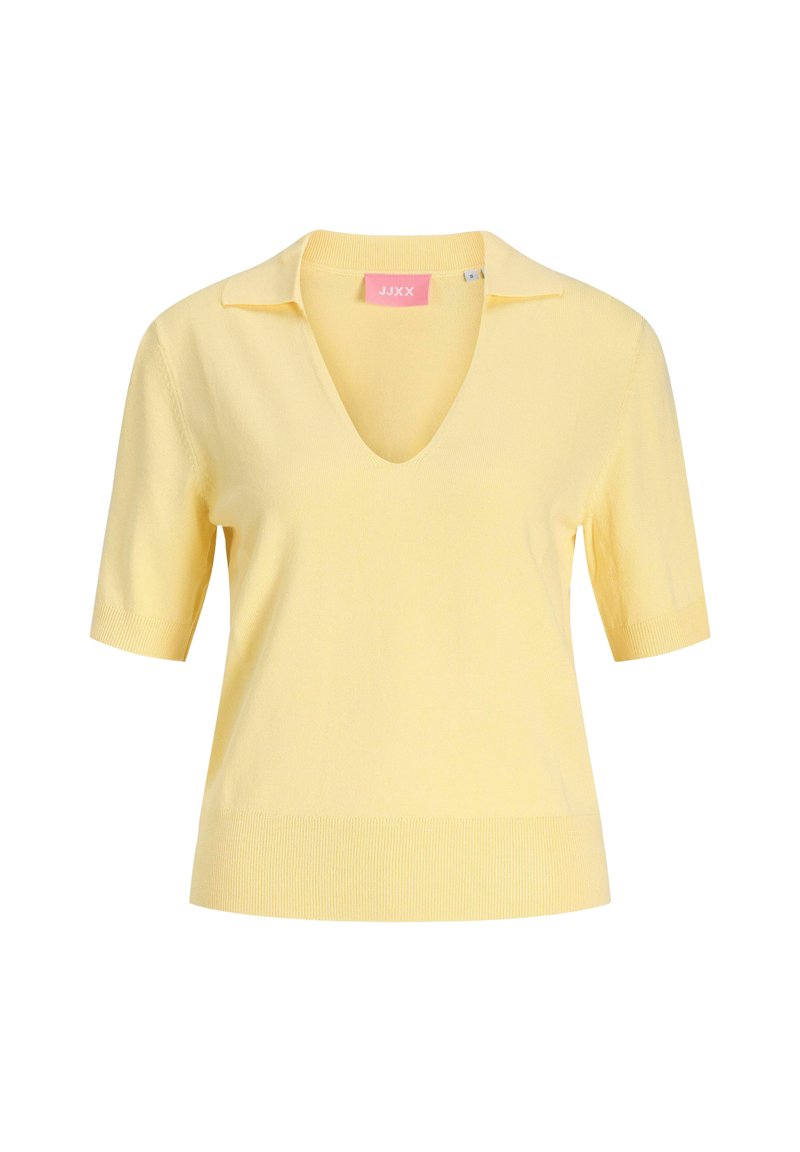 Haut en tricot col V à manches courtes de couleur jaune clair, avec un petit col, présentant une finition à côtes sur le bas et les manches, exposé sur un fond blanc.