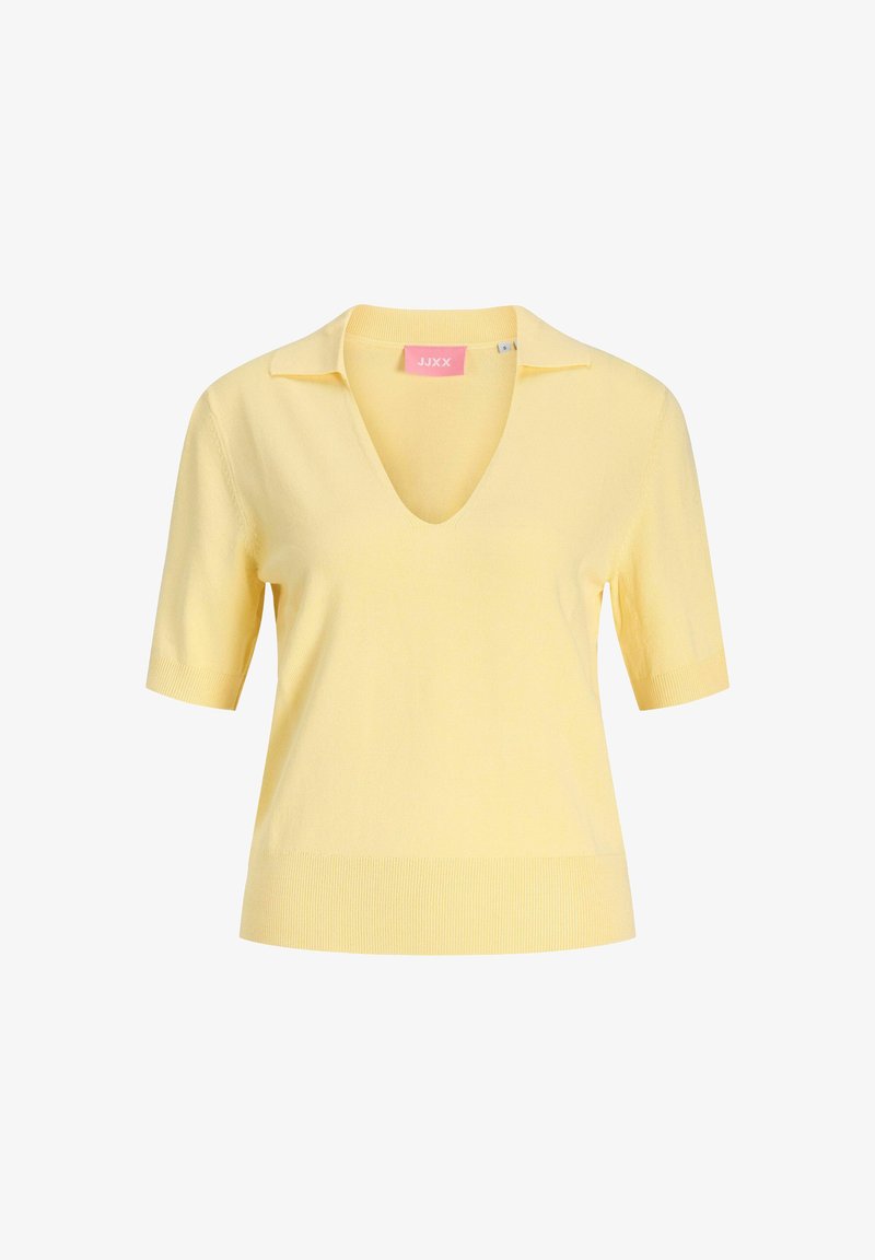 Haut en tricot col V à manches courtes de couleur jaune clair, avec un petit col, présentant une finition à côtes sur le bas et les manches, exposé sur un fond blanc.