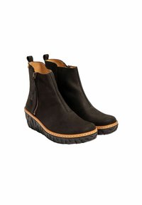 Par de botas de cuero negras hasta el tobillo con cremalleras laterales, forro interior color marrón y suelas de cuña negra texturizadas con ribete marrón.