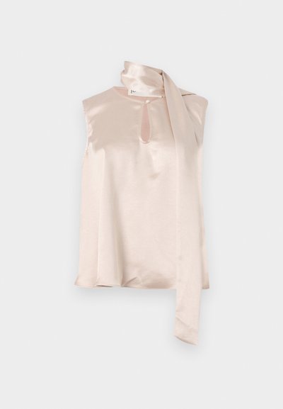 Pale pink satīna bez piedurknēm tops ar atslēgas caurumu veidotu dekoltē un piestiprinātu drapētas šalles detaļu uz pleca. Gluda tekstūra, minimālistisks dizains.