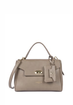 Sac à main en cuir taupe avec poignée supérieure, bandoulière amovible, rabat avant, fermoir doré et porte-cartes assorti attaché.