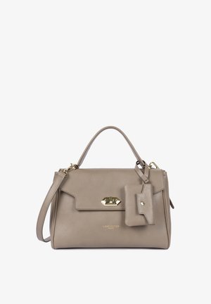 Sac à main en cuir taupe avec poignée supérieure, bandoulière amovible, rabat avant, fermoir doré et porte-cartes assorti attaché.