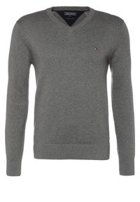 Pull homme gris moyen en coton à manches longues avec col en V et petit logo Tommy Hilfiger sur la poitrine gauche.