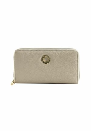 Portefeuille en cuir beige texturé avec fermeture éclair tout autour, logo circulaire doré et tirette sur fond blanc.