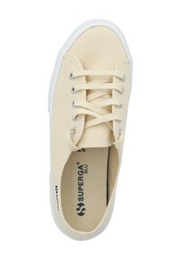 Beige Leinenschuh mit weißer Gummisohle, runder Zehenpartie, Schnürung mit sechs Ösen und einem Logo auf der Innensohle und der Seite.